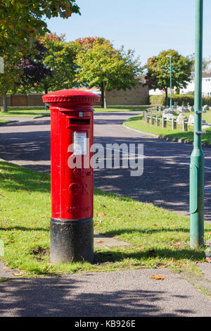 Inglese Royal Mail postale scatola di raccolta su una strada tranquilla in Dorset, Regno Unito Foto Stock