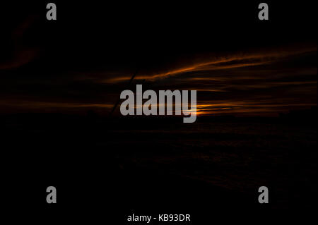 Pescatore cattura i pesci al tramonto Essaouira, Marocco Foto Stock