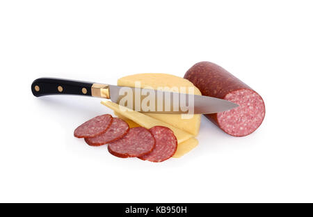 Fette di salame e formaggio con coltello da cucina. isolato su sfondo bianco con tracciato di ritaglio Foto Stock