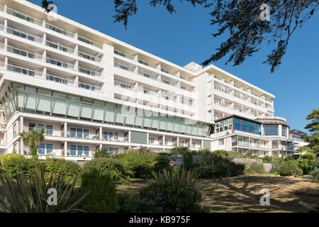 L'Hotel imperial, Torquay, Devon vista dal faro quay dell'hotel posteriore su un giorno di estate, soleggiato con cieli blu Foto Stock