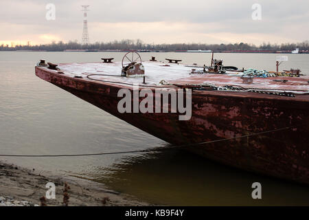 Baton Rouge, Louisiana, Stati Uniti d'America - 2017: una chiatta è ancorato alla costa del fiume Mississippi. Foto Stock