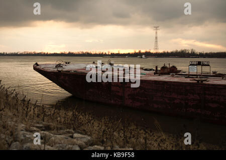 Baton Rouge, Louisiana, Stati Uniti d'America - 2017: una chiatta è ancorato alla costa del fiume Mississippi. Foto Stock