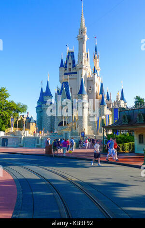 Cenerentola del castello e la bassa sole di mattina, il Magic Kingdom, Disney World, Florida USA Foto Stock