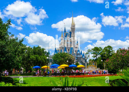 Paesaggio luminoso di sole foto di Cenerentola il castello al Magic Kingdom, Disney World, Florida, Stati Uniti d'America contro un cielo blu con soffici nuvole bianche Foto Stock