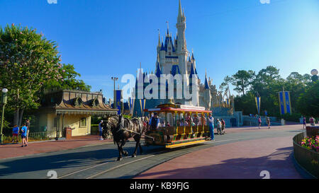 Viste della cenerentola del castello contro un cielo blu al Magic Kingdom, Disney World, Florida, Stati Uniti d'America Foto Stock