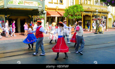 Ballerini sulla mainstreet USA, Magic Kingdom, Disney, Florida, Stati Uniti d'America Foto Stock