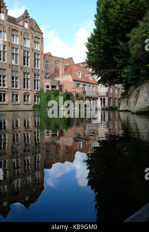 Tipico canale scena in Bruges / Brugge, Belgio mostra edifici medievali che guarda all'acqua Foto Stock