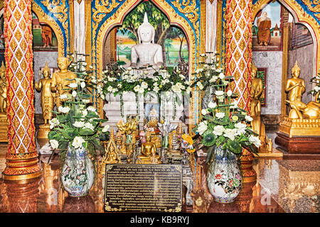 Phuket, Thailandia luglio 4, 2017 : interno di Wat Chalong tempio chiamato anche grande chedi si trova in chalong sottodistretto, mueang phuket district. Foto Stock