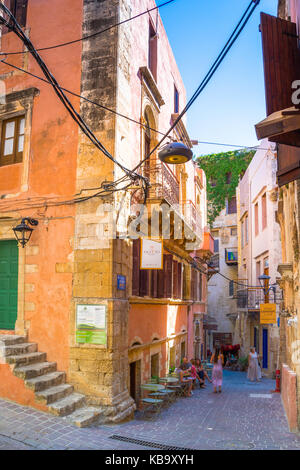 Strada stretta nella città vecchia di Chania, Creta, Grecia Foto Stock