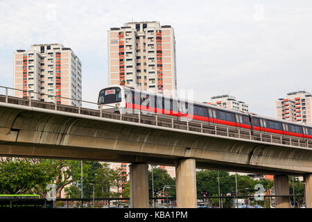 Singapore - Settembre 11, 2017: Singapore Mass Rapid Transit (smrt) metropolitana treno viaggia su binari di elevata attraverso un alloggiamento pubblico station wagon. Il smrt Foto Stock