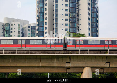 Singapore - Settembre 11, 2017: Singapore Mass Rapid Transit (smrt) metropolitana treno viaggia su binari di elevata attraverso un alloggiamento pubblico station wagon. Il smrt Foto Stock