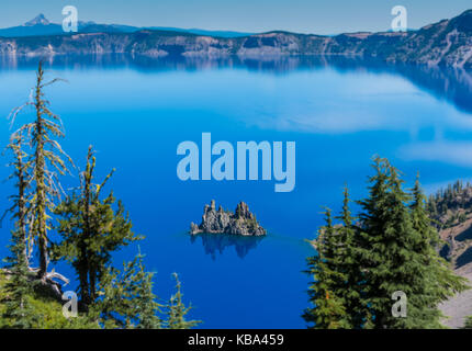 Alberi telaio Phantom Ship Island nel cratere del lago Foto Stock