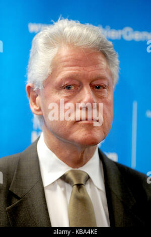 New YORK - 18 FEBBRAIO: Bill Clinton, che detiene lo status onorario di "Primo presidente nero degli Stati Uniti", ha recentemente assunto la residenza di ufficio tra il "suo popolo" ad Harlem in seguito ad una celebrazione di gala accogliente nella comunità storicamente nera. In mezzo alla pompa, alla cerimonia, alla musica e a migliaia di persone riunite presso l'Adam Clayton Powell Jr. State Office Building plaza, Clinton sembrava essere stato in un'altra campagna presidenziale invece di aprire i suoi uffici. L'ex presidente cantò doo-wop con il coro dei Boys di Harlem e abbracciò diversi sassofonisti mentre si unì a loro, Foto Stock