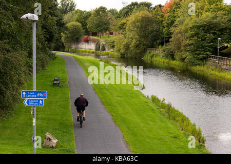 Percorso ciclo (ciclo nazionale di instradamento di rete 754) da Glasgow a Bowling lungo il canale di Forth e Clyde, visto dal Ponte Kilbowie, Clydebank, Scozia Foto Stock