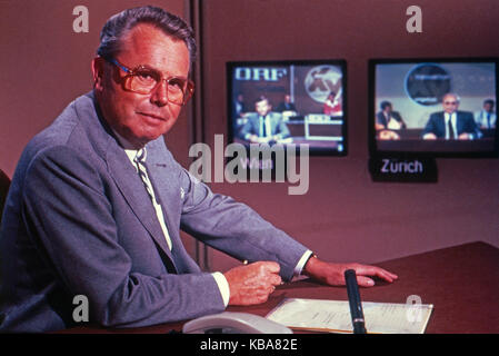 Aktenzeichen xy ungelöst, Sendereihe, Deutschland 1986, Fahnder: Eduard Zimmermann mit den Studios Wien (Pietro Nidetzky) und Zürich (Konrad Toenz) auf den Monitoren. Foto Stock