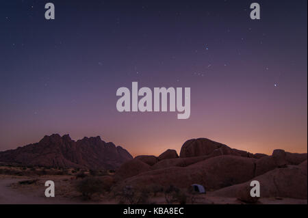 Campeggio nel deserto sotto le stelle, spitzkoppe, Namibia Foto Stock