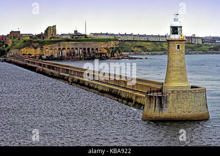 Porta di tynemouth del Tyne Nord pier con Priory and Castle in background Foto Stock