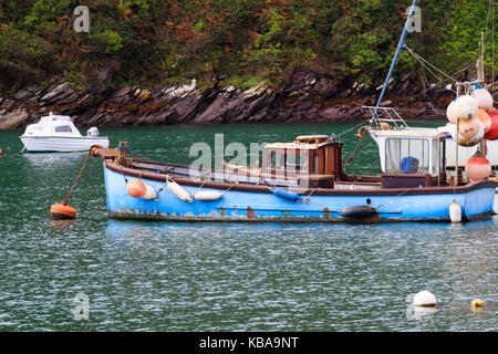 Piccolo motore centrale per la pesca costiera in barca posti barca sul fiume Yealm, Devon, Regno Unito Foto Stock