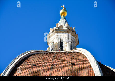 I turisti godono della vista dalla cima del Duomo di Firenze Foto Stock