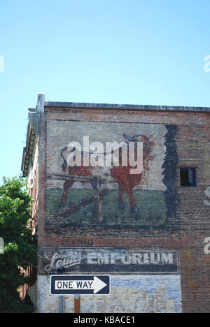 Dipinto murale di vacca sul lato di un edificio storico nella cittadina balneare di Port Townsend, Washington, Stati Uniti d'America Foto Stock