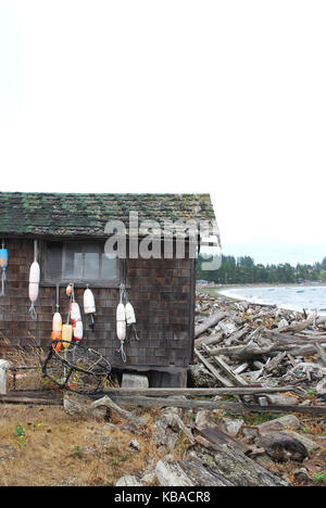 La boa è appeso su una rustica capanna sulla spiaggia su Lummi Island, Washington, Stati Uniti d'America Foto Stock