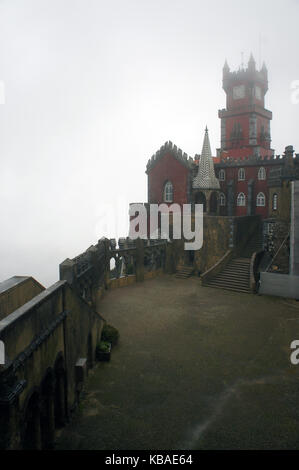 Torre Rossa e patio di da pena palace durante la nebbia, pioggia, Sintra, Portogallo Foto Stock