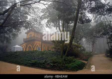 Chalet Garden e la contessa d'edla (chalet e jardim da condessa d'edla) a da pena il palazzo ed il parco di Sintra, Portogallo durante bagnato, foggy meteo Foto Stock