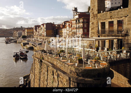 Cafeteries, bar e ristoranti vicino al Ponte Dom Luís I (Re Luis I Bridge) oltre il fiume Duoro costruita da Gustave Eiffel nel gruppo Porto, Porto Foto Stock