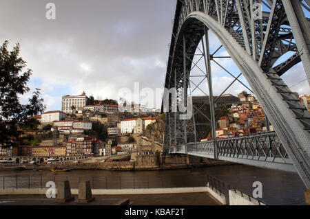 Ponte Dom Luís i (Ponte Re Luis i) sul fiume Duoro costruito dal gruppo Gustave Eiffel a Porto, Portogallo Foto Stock