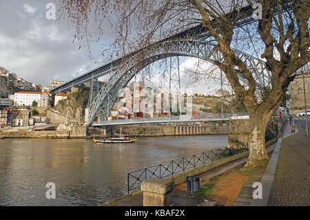 Ponte Dom Luís i (Ponte Re Luis i) sul fiume Duoro costruito dal gruppo Gustave Eiffel a Porto, Portogallo Foto Stock