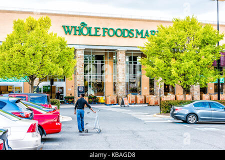 Fairfax, Stati Uniti d'America - 8 Settembre 2017: Verde Whole Foods Market fruttivendolo segno su edificio esterno in città in Virginia con la gente a piedi e in autunno Foto Stock