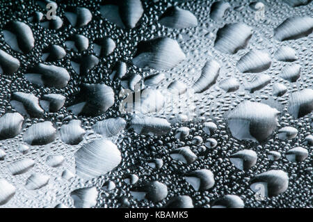 La condensazione di acqua sul piatto di pesata in acciaio inox coperchi Foto Stock