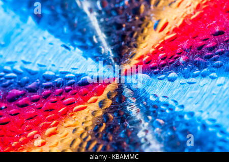 La condensazione di acqua sul piatto di pesata in acciaio inox coperchi Foto Stock