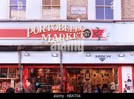 London, Regno Unito - febbraio 06: Grande Mercato di Portobello segno su Portobello Road a Londra, Regno Unito - 06 febbraio 2015; uno dei negozi sul famoso portobello mar Foto Stock