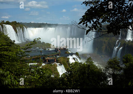 Turisti sulla piattaforma di osservazione sul lato brasiliano delle cascate di Iguazu, Brasile - confine con l'Argentina, Sud America Foto Stock
