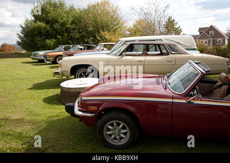 Una linea di belle vecchie automobili classiche fuori in estate Foto Stock