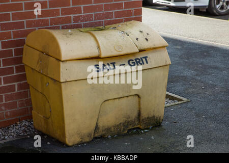 Sale - Grit Bin riempito con grinta per giorni invernale di neve e ghiaccio per tenere le strade di sicuro Foto Stock