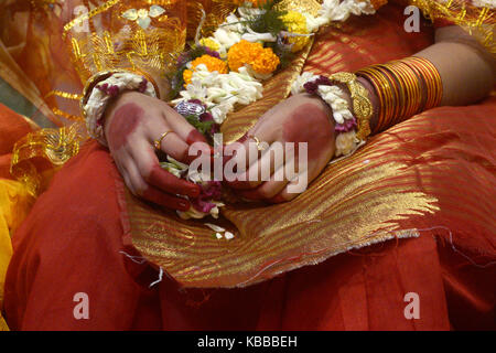 Kolkata, India. 28 Sep, 2017. Nove kumari viene adorato dai devoti durante la durga puja festival maha astami a comunità puja il 28 settembre 2017 in Kolkata. kumari ( giovani pre pubescent ragazza) puja è un rituale di adorare una ragazza di età compresa tra i sei e i dodici anni come manifestazione dell'energia femminile o devi in indù tradizione religiosa. Credito: saikat paolo/Pacific press/alamy live news Foto Stock