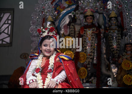 Kolkata, India. 28 Sep, 2017. una ragazza indiana chayanika ganguly, 7yrs vecchio vestito come dea durga adorato durante la kumari puja rituale come una parte di durga puja festival presso bholanath dham il 28 settembre 2017 in Kolkata. kumari (giovani pre pubescent ragazza) puja è un rituale di adorare una ragazza di età compresa tra i sei e i dodici anni anni, come manifestazione dell'energia femminile o devi in indù tradizione religiosa. Credito: saikat paolo/Pacific press/alamy live news Foto Stock