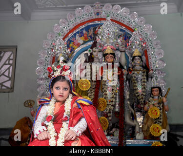 Kolkata, India. 28 Sep, 2017. una ragazza indiana chayanika ganguly, 7yrs vecchio vestito come dea durga adorato durante la kumari puja rituale come una parte di durga puja festival presso bholanath dham il 28 settembre 2017 in Kolkata. kumari (giovani pre pubescent ragazza) puja è un rituale di adorare una ragazza di età compresa tra i sei e i dodici anni anni, come manifestazione dell'energia femminile o devi in indù tradizione religiosa. Credito: saikat paolo/Pacific press/alamy live news Foto Stock