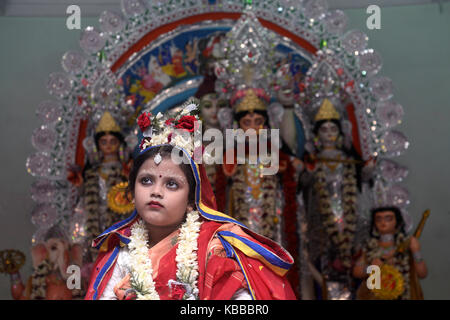 Kolkata, India. 28 Sep, 2017. una ragazza indiana chayanika ganguly, 7yrs vecchio vestito come dea durga adorato durante la kumari puja rituale come una parte di durga puja festival presso bholanath dham il 28 settembre 2017 in Kolkata. kumari (giovani pre pubescent ragazza) puja è un rituale di adorare una ragazza di età compresa tra i sei e i dodici anni anni, come manifestazione dell'energia femminile o devi in indù tradizione religiosa. Credito: saikat paolo/Pacific press/alamy live news Foto Stock