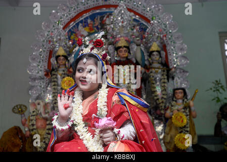 Kolkata, India. 28 Sep, 2017. una ragazza indiana chayanika ganguly, 7yrs vecchio vestito come dea durga adorato durante la kumari puja rituale come una parte di durga puja festival presso bholanath dham il 28 settembre 2017 in Kolkata. kumari (giovani pre pubescent ragazza) puja è un rituale di adorare una ragazza di età compresa tra i sei e i dodici anni anni, come manifestazione dell'energia femminile o devi in indù tradizione religiosa. Credito: saikat paolo/Pacific press/alamy live news Foto Stock