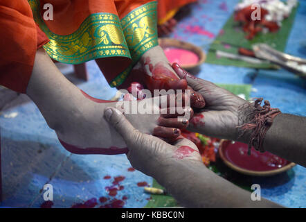 Kolkata, India. 28 Sep, 2017. devoto esegue i rituali indù durante kumari puja in un pandal o fase temporanea in Kolkata. Nove kumari viene adorato dai devoti durante la durga puja festival maha astami a comunità puja il 28 settembre 2017 in Kolkata. kumari ( giovani pre pubescent ragazza) puja è un rituale di adorare una ragazza di età compresa tra i sei e i dodici anni anni come manifestazione dell'energia femminile o devi in indù tradizione religiosa. Credito: saikat paolo/Pacific press/alamy live news Foto Stock