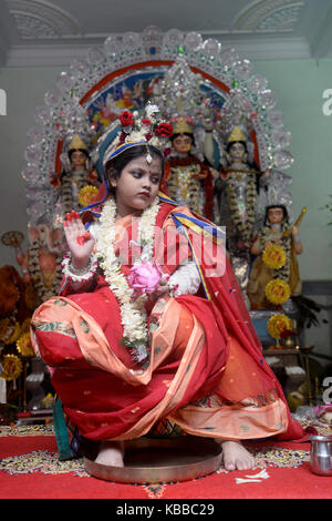 Kolkata, India. 28 Sep, 2017. una ragazza indiana chayanika ganguly, 7yrs vecchio vestito come dea durga adorato durante la kumari puja rituale come una parte di durga puja festival presso bholanath dham il 28 settembre 2017 in Kolkata. kumari (giovani pre pubescent ragazza) puja è un rituale di adorare una ragazza di età compresa tra i sei e i dodici anni anni, come manifestazione dell'energia femminile o devi in indù tradizione religiosa. Credito: saikat paolo/Pacific press/alamy live news Foto Stock