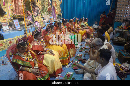 Kolkata, India. 28 Sep, 2017. devoto esegue i rituali indù durante kumari puja in un pandal o fase temporanea in Kolkata. Nove kumari viene adorato dai devoti durante la durga puja festival maha astami a comunità puja il 28 settembre 2017 in Kolkata. kumari ( giovani pre pubescent ragazza) puja è un rituale di adorare una ragazza di età compresa tra i sei e i dodici anni anni come manifestazione dell'energia femminile o devi in indù tradizione religiosa. Credito: saikat paolo/Pacific press/alamy live news Foto Stock