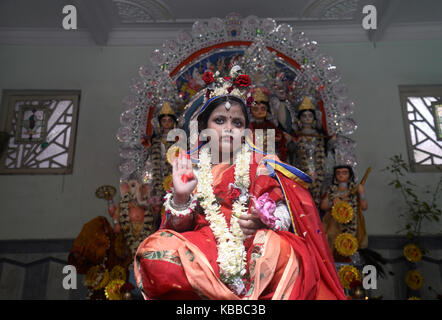 Kolkata, India. 28 Sep, 2017. una ragazza indiana chayanika ganguly, 7yrs vecchio vestito come dea durga adorato durante la kumari puja rituale come una parte di durga puja festival presso bholanath dham il 28 settembre 2017 in Kolkata. kumari (giovani pre pubescent ragazza) puja è un rituale di adorare una ragazza di età compresa tra i sei e i dodici anni anni, come manifestazione dell'energia femminile o devi in indù tradizione religiosa. Credito: saikat paolo/Pacific press/alamy live news Foto Stock