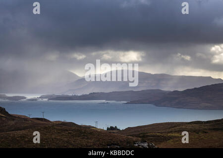 Nuvole di neve sul Loch Na Keal con Ben più di montagna e di collina, Isle of Mull, Argyll and Bute, Ebridi Interne, Scozia Foto Stock