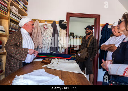 Colonial Williamsburg Virginia, Duke of Gloucester Street, museo di storia vivente, America del XVIII secolo, ricreazione, rienattore, costume, sarto, negozio per lo shopping Foto Stock