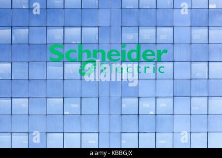 Grenoble, Francia - 25 giugno 2017: SCHNEIDER ELECTRIC edificio con il logo su una facciata Foto Stock