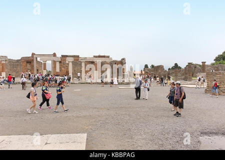 Pompei, Italia - 25 giugno; famoso patrimonio UNESCO rovine antiche di Pompei, Italia - 25 giugno 2014; grande piazza con i resti della distrutta città antica Foto Stock